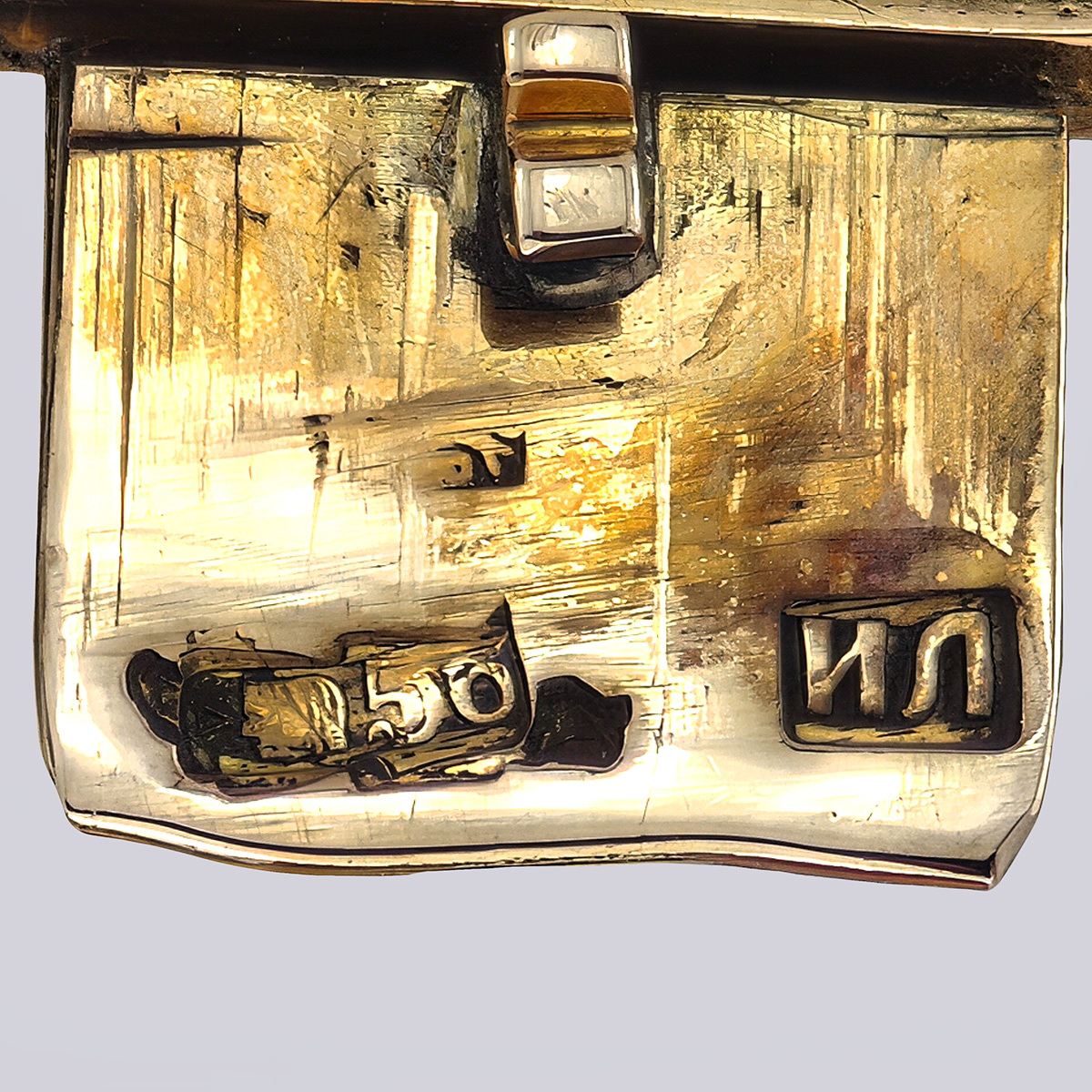 Браслет жесткий с природным гранатом огранки кабошон и речным жемчугом