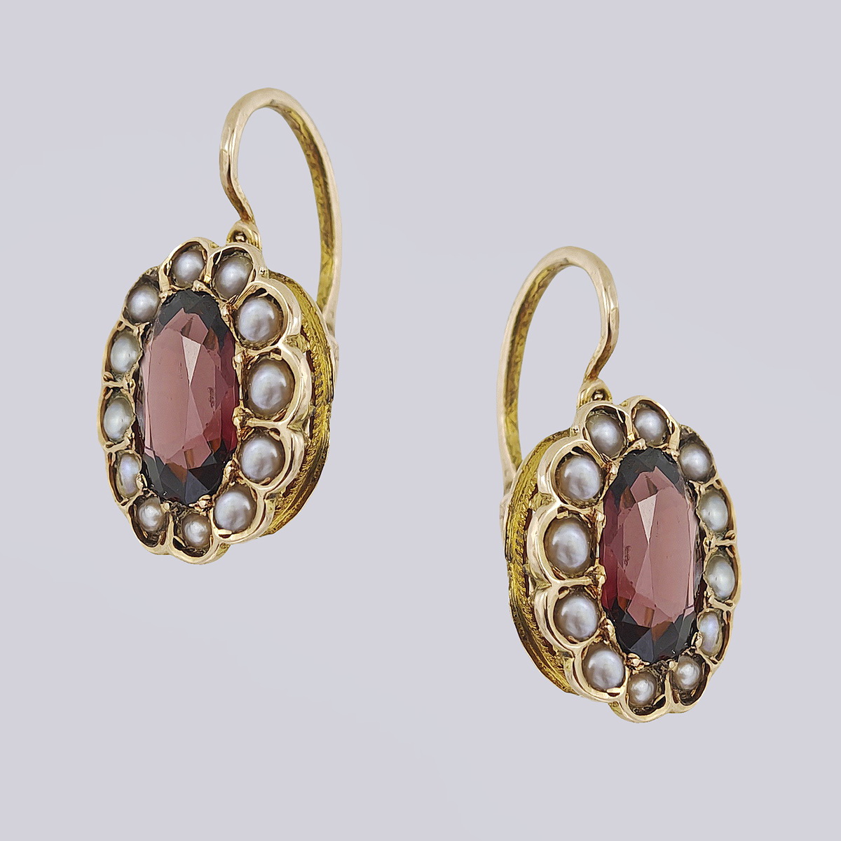 Серьги золотые 56 пробы в форме малины с природными гранатами и речным жемчугом 