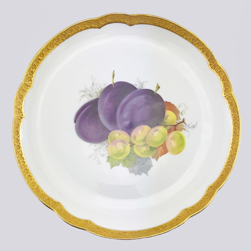 Декоративная тарелка из фарфора с рельефным декором по кайме и сливами, золочение (Германия, 20 в.)