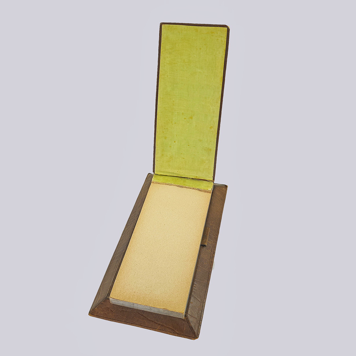 Настольный блокнот коричневого цвета с серебряной накладкой в стиле Модерн (84 проба)