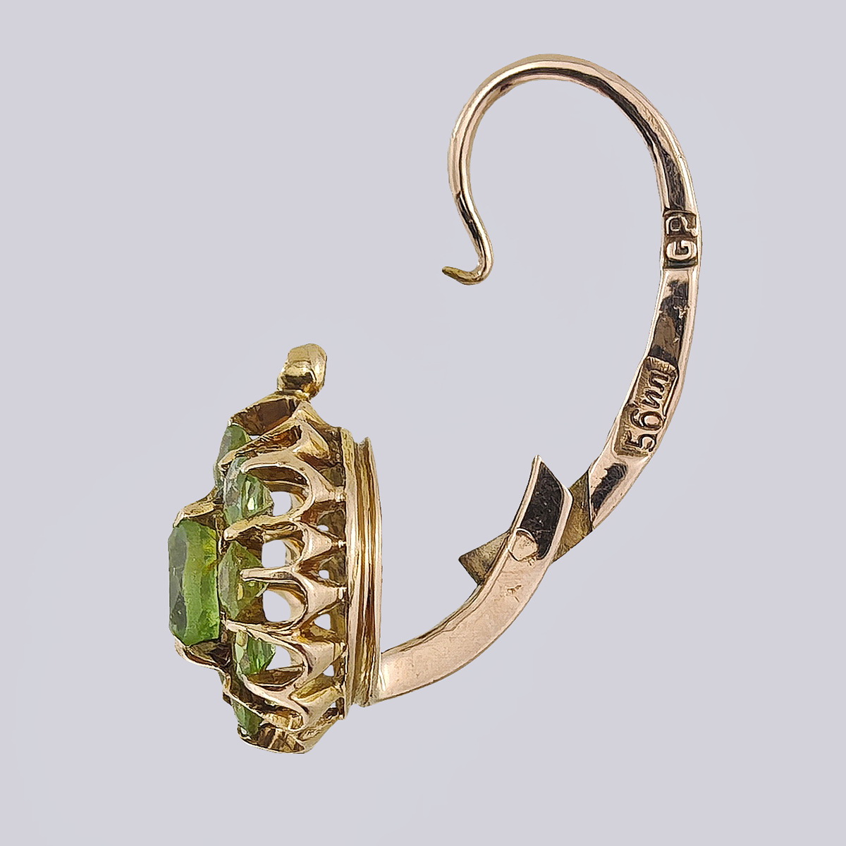 Серьги золотые 56 пробы в форме " малины" с демонтойдами