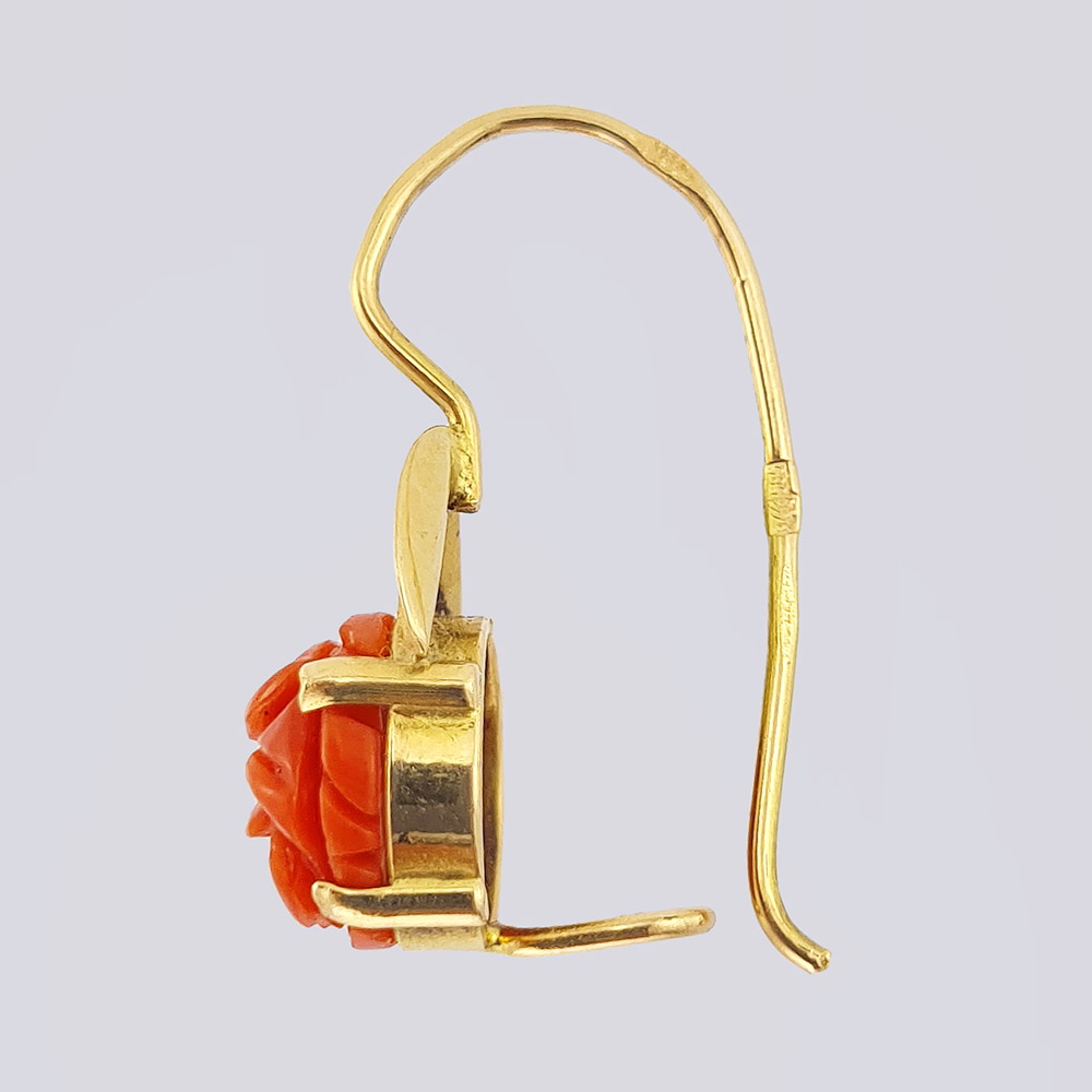 Золотой комплект «Кольцо и серьги» с резьбой по кораллу