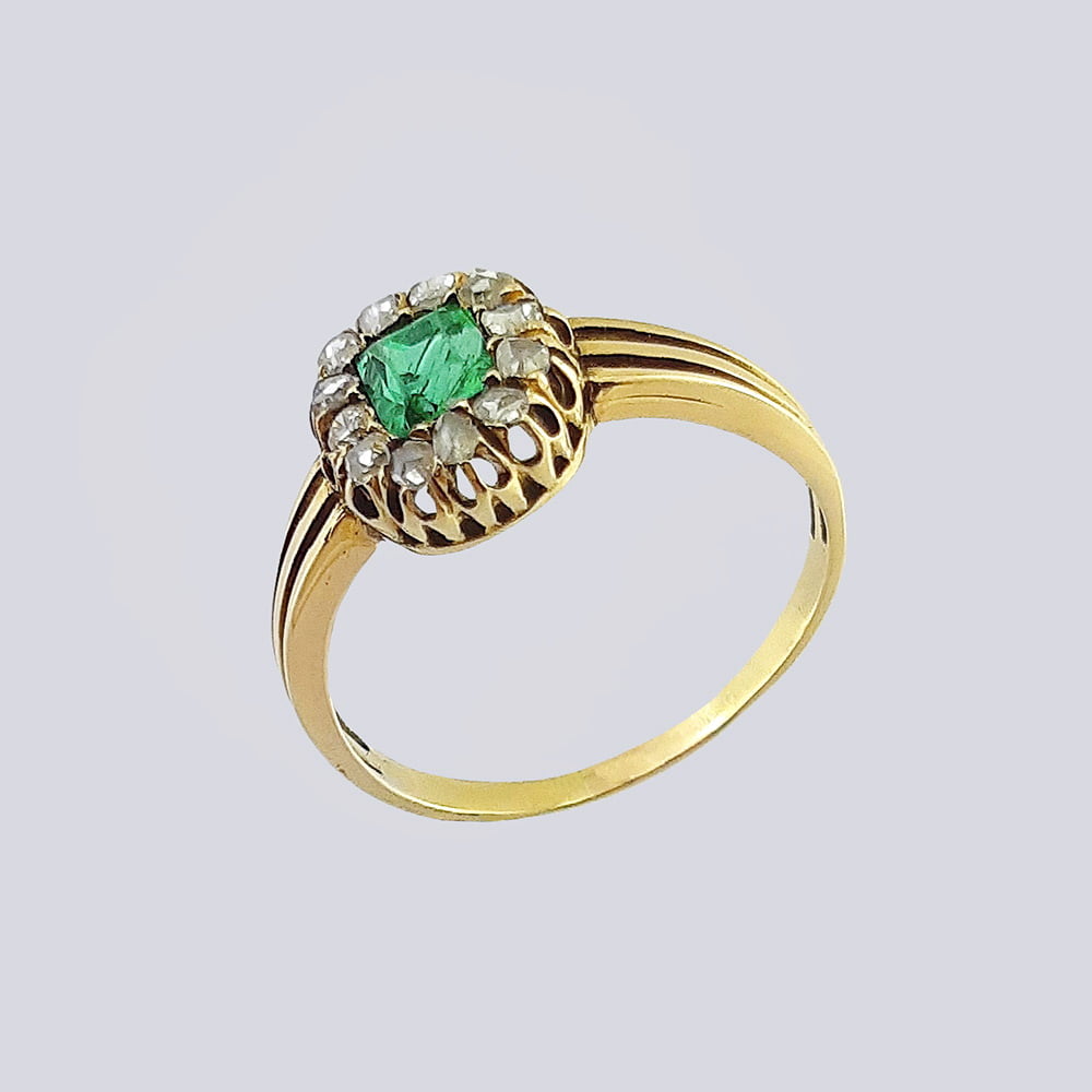 Русское золотое кольцо с природным изумрудом и алмазами 19 века