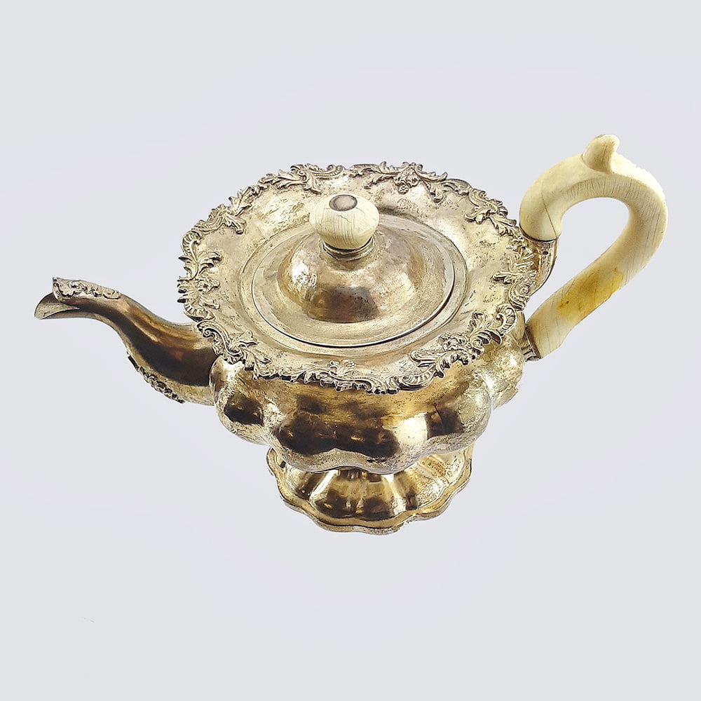 Чайник из серебра 84 пробы с ручкой из кости 1843 года