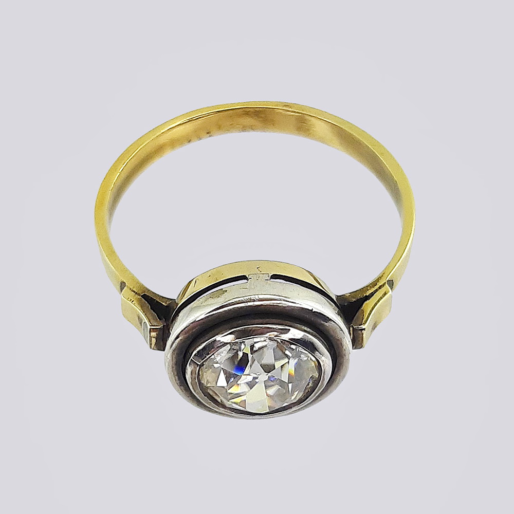 Золотое кольцо с бриллиантом старой огранки в завальцовке