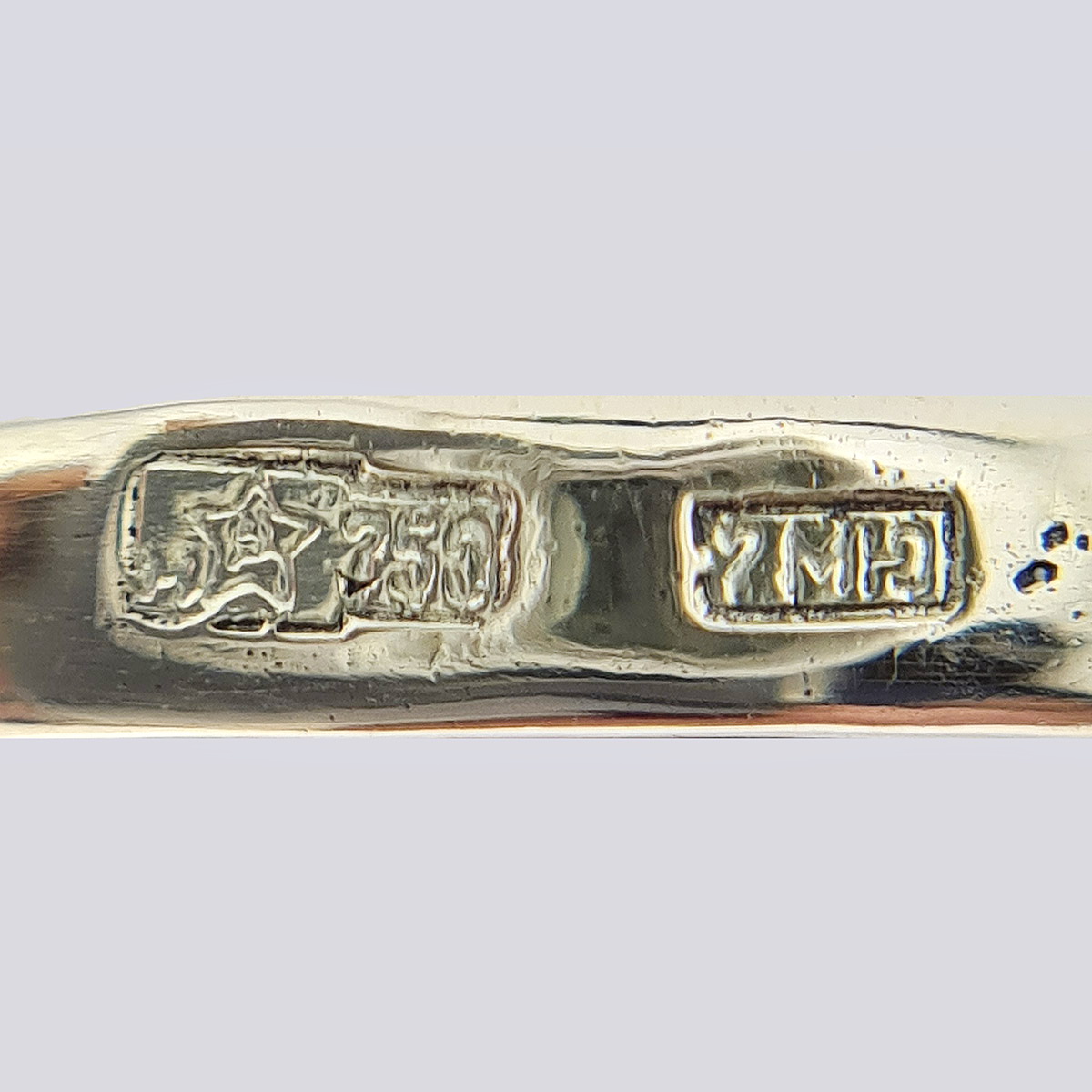 Золотое кольцо в форме маркиз 750 пробы с якутскими бриллиантами (СССР)
