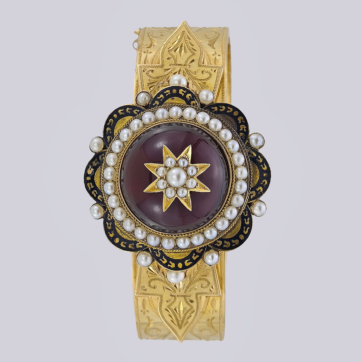 Браслет жесткий с природным гранатом огранки кабошон и речным жемчугом