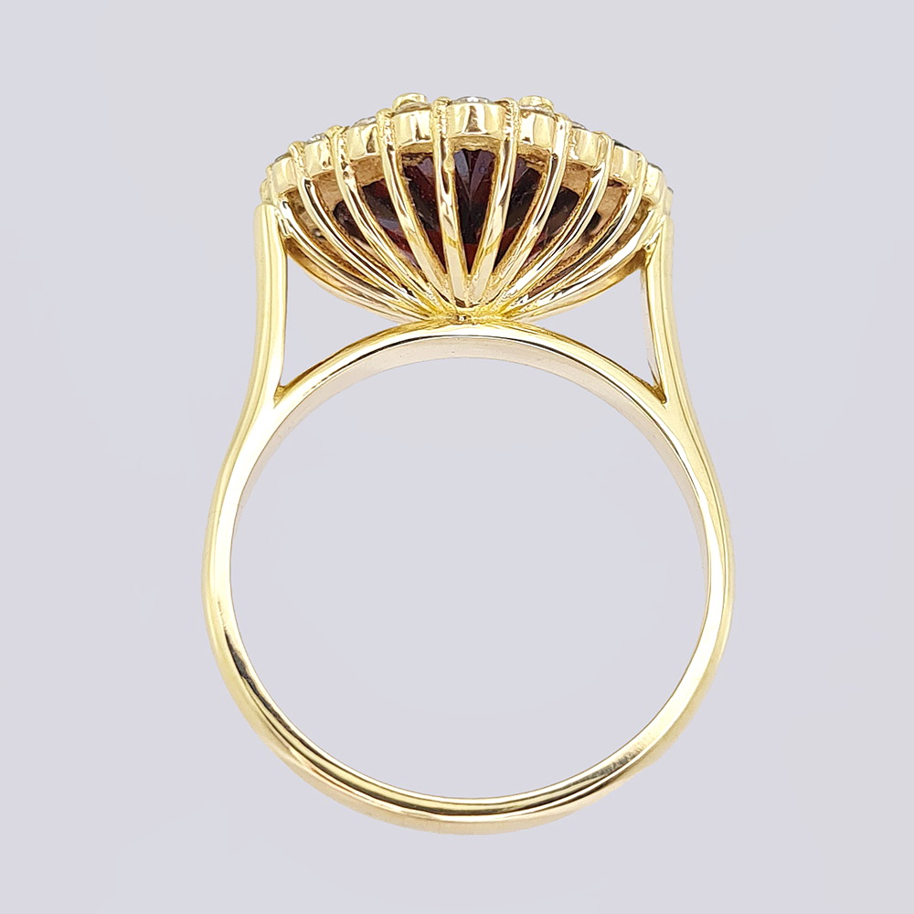 Авторское золотое кольцо с бриллиантами и гранатом огранки «Сердце»