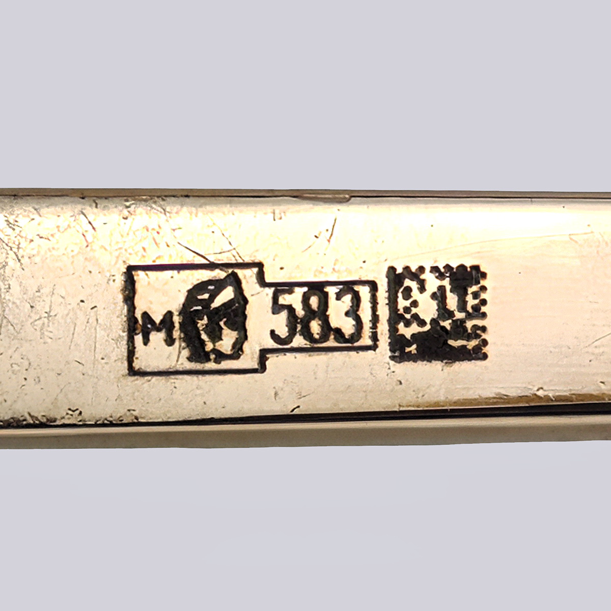 Серьги в форме малины золотые 583 пробы с якутскими бриллиантами