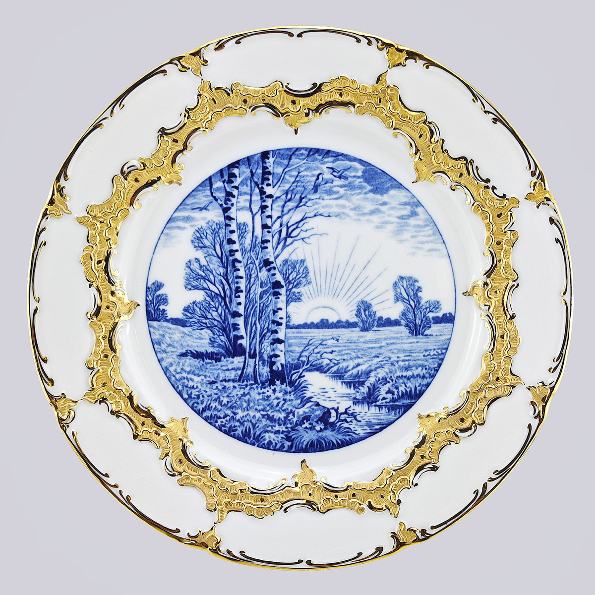 Парные тарелки из фарфора с монохромной живописью "Пейзаж" и золотой каймой (Мейсен, Германия)