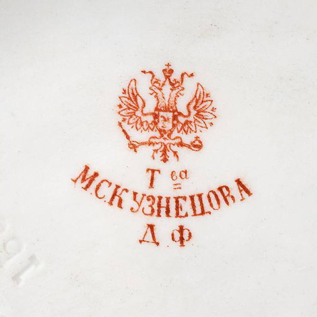 Статуэтка «Мужик с краюшкой хлеба» из фарфора 1850 г. (Фабрика Кузнецова, Россия)