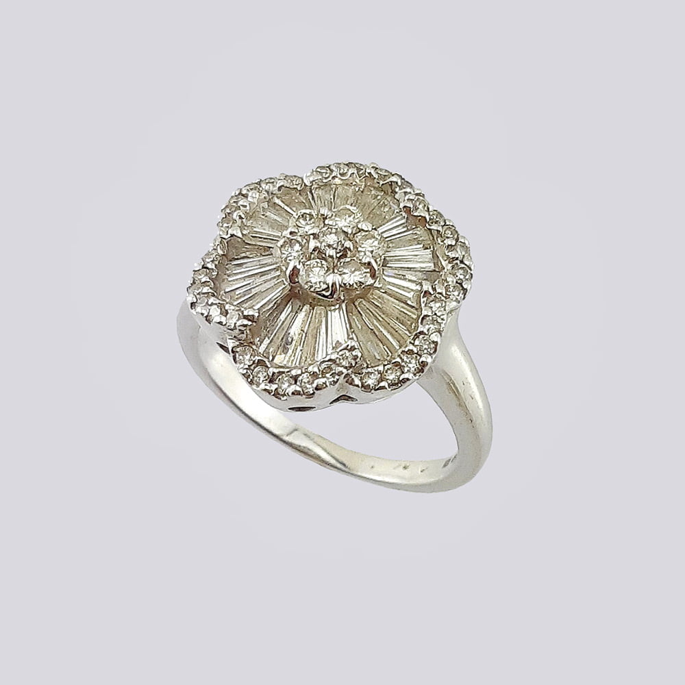 Комплект из серег, кольца и подвески, сделанный из белого золота с бриллиантами разной огранки