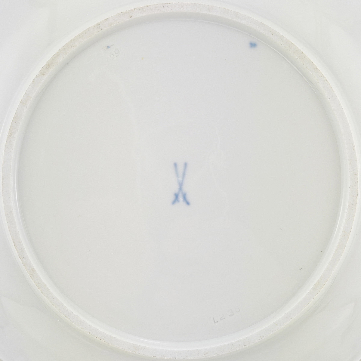 Парные тарелки из фарфора с монохромной живописью "Пейзаж" и золотой каймой (Мейсен, Германия)