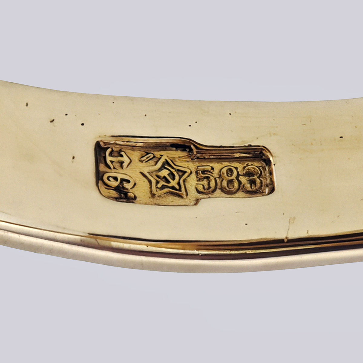 Кольцо золотое 583 пробы с черным агатом и бриллиантом 